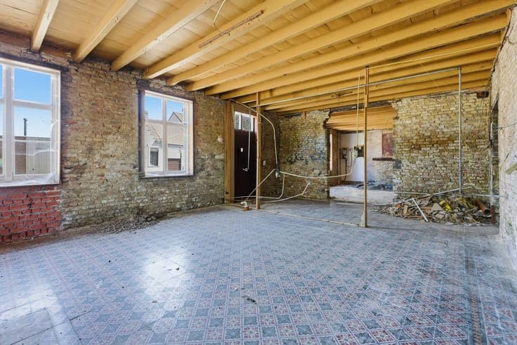 House to renovate with a lot of potential in Beauvoorde.
