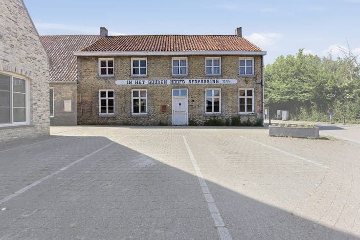 House to renovate with a lot of potential in Beauvoorde.