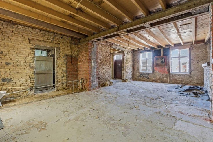 House to renovate with a lot of potential in Beauvoorde.