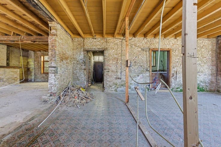 House to renovate with a lot of potential in Beauvoorde.