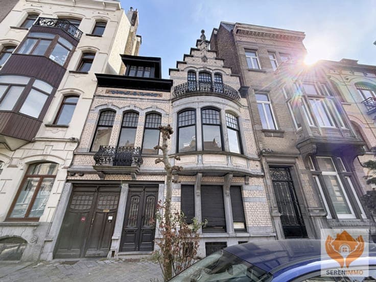 Exceptional townhouse with up to 8 bedrooms possible