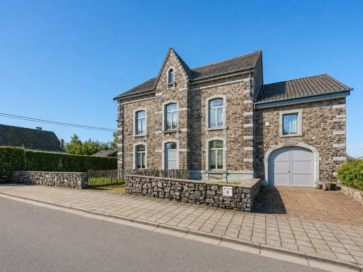 Spacious house for sale with garden