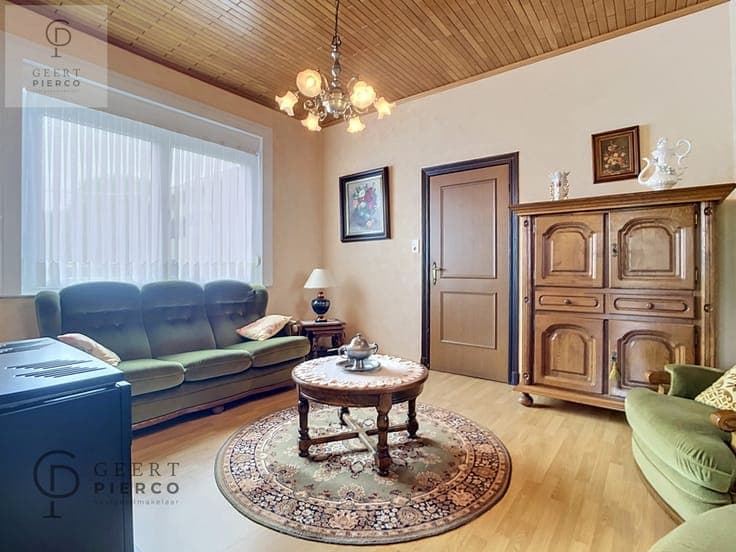 Halfopen bebouwing met drie slaapkamers, garage en ruime ...