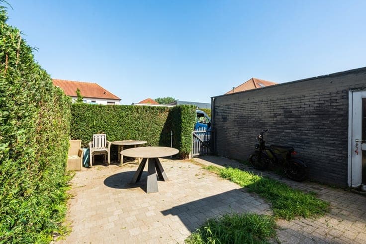 Semi-detached home with garden & garage in Baasrode
