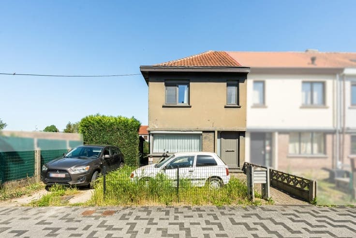 Semi-detached home with garden & garage in Baasrode