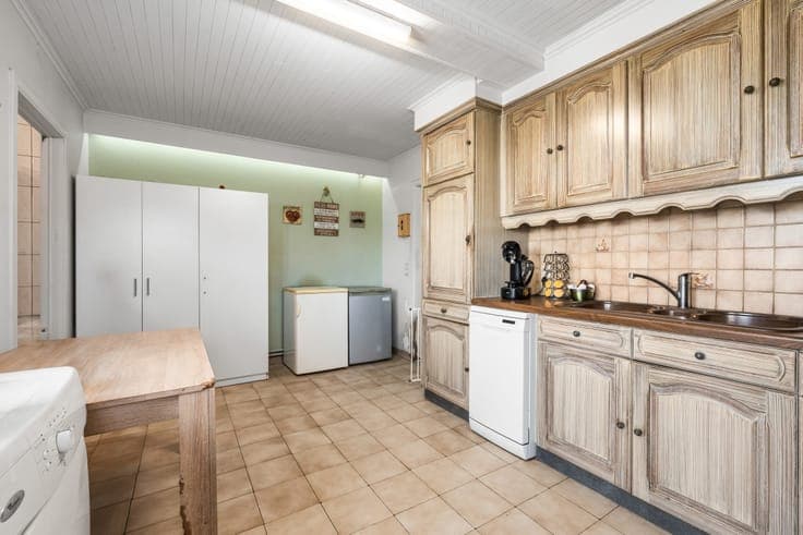 Semi-detached home with garden & garage in Baasrode