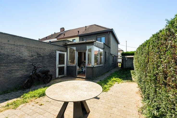 Semi-detached home with garden & garage in Baasrode