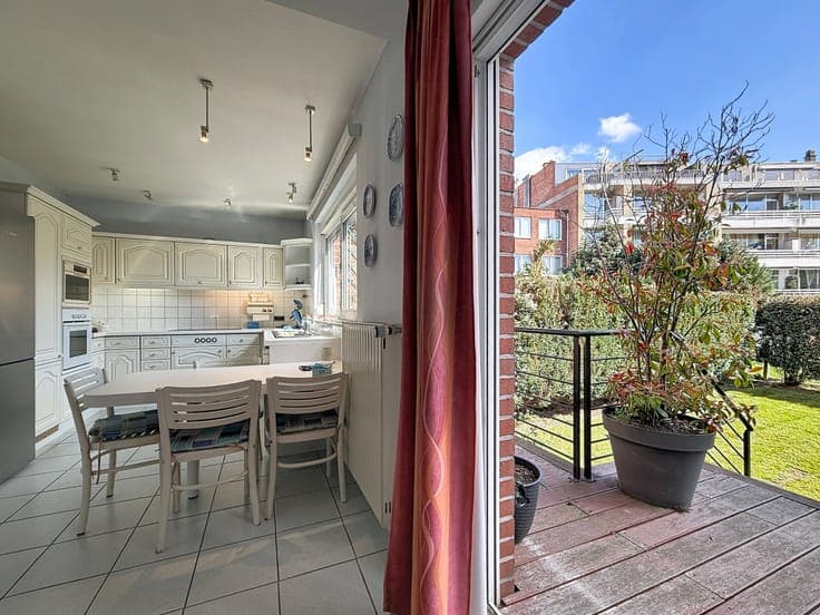 3-bedroom split-level house with garden and double garage