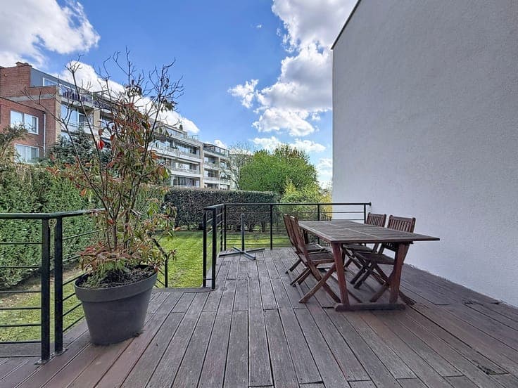 3-bedroom split-level house with garden and double garage