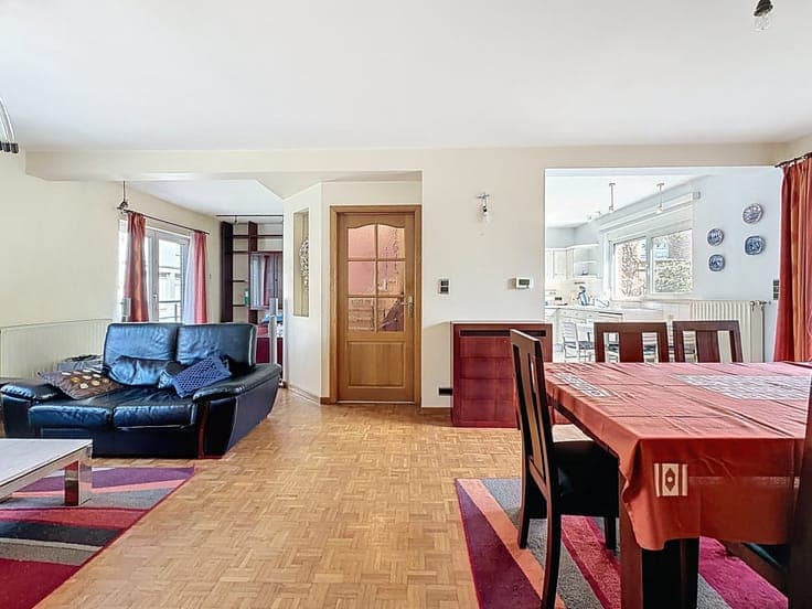 3-bedroom split-level house with garden and double garage