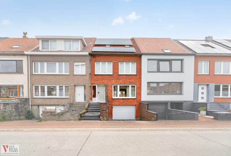 Te renoveren bel-etagewoning met garage