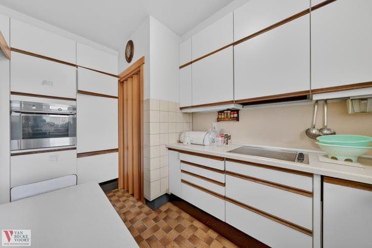 Te renoveren bel-etagewoning met garage