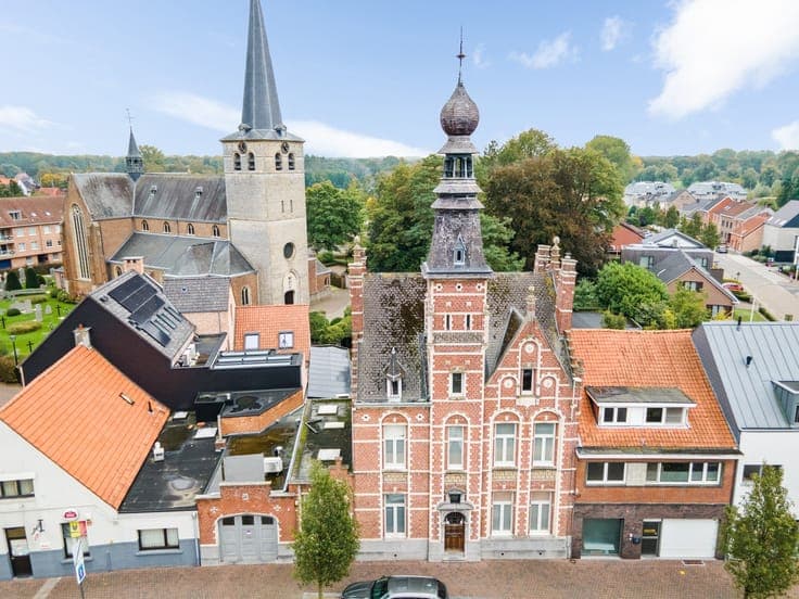 Imposant herenhuis uit 1892 met zwembad