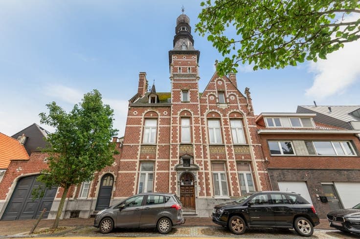 Imposant herenhuis uit 1892 met zwembad