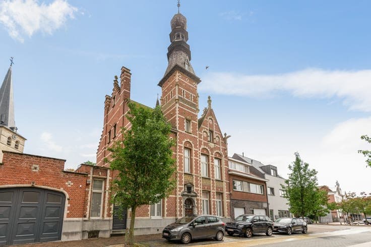 Imposant herenhuis uit 1892 met zwembad