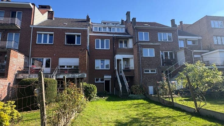 Income-generating property with 2 apartments, a large garden