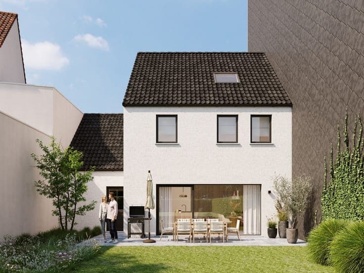 Newly built house with 3 bedrooms, south-facing garden, and