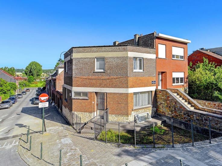 Big house ready to ove in with two garages