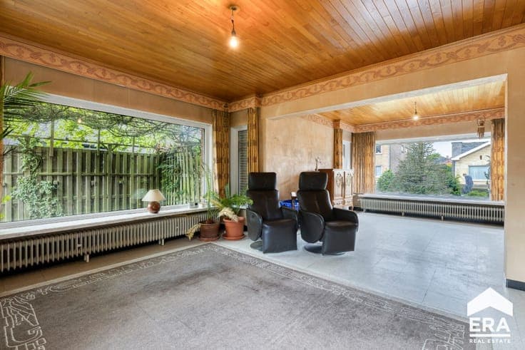 Jabbeke: Spacious detached family home with garden