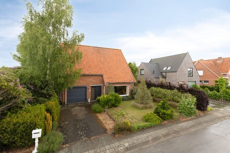 Jabbeke: Spacious detached family home with garden