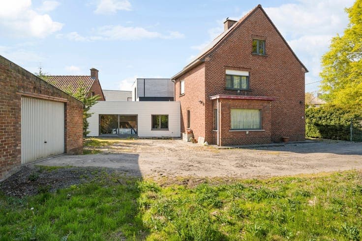 charming semi-detached house in a prime location with a 180