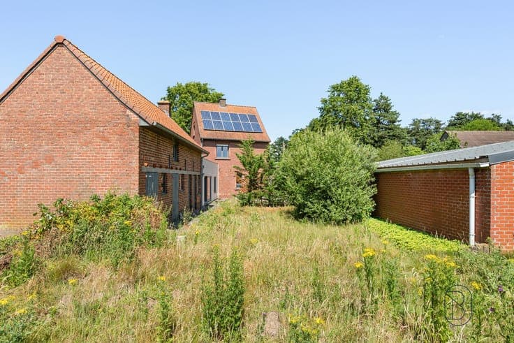 charming semi-detached house in a prime location with a 180