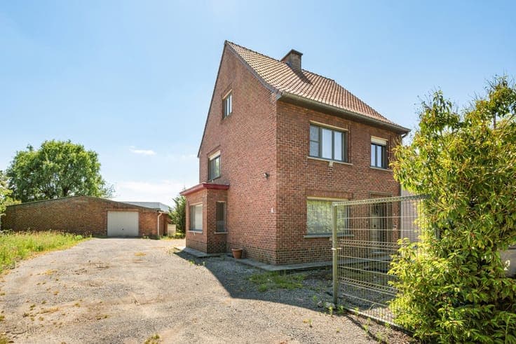 charming semi-detached house in a prime location with a 180