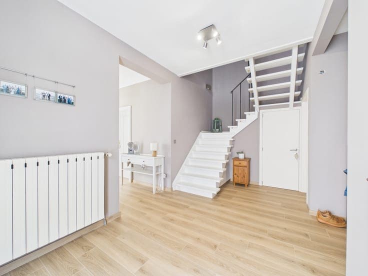5-Bedroom Villa with OFFICES & Double GARAGE