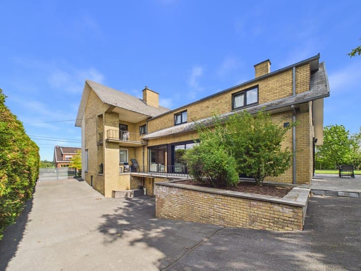 5-Bedroom Villa with OFFICES & Double GARAGE