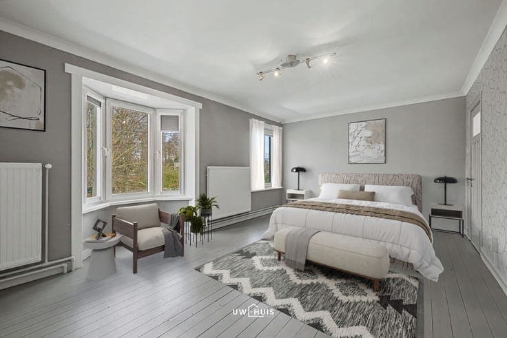Spacious home with 4 bedrooms and garden near the center of