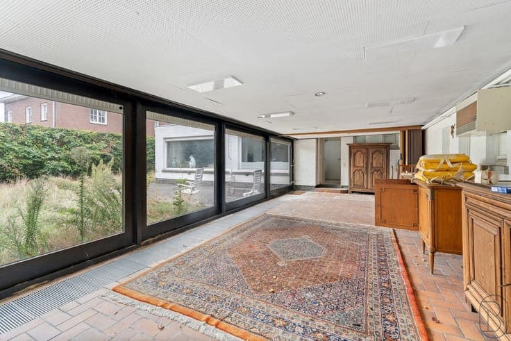 Te renoveren/af te breken villa met vergunning voor 8 app.
