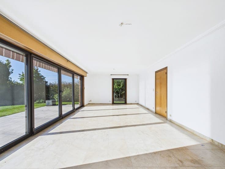 Charming 3-bedroom home with double garage in a sought-after