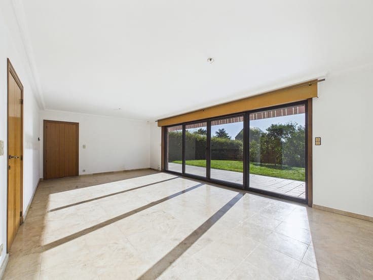 Charming 3-bedroom home with double garage in a sought-after