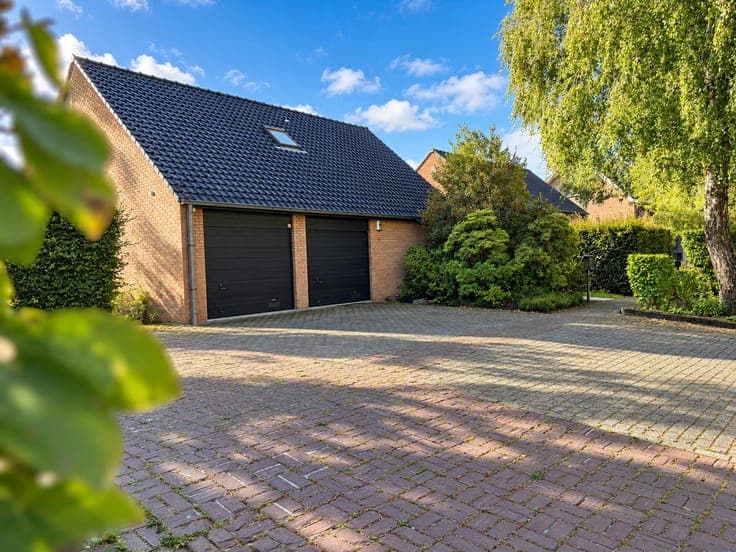 Charming 3-bedroom home with double garage in a sought-after