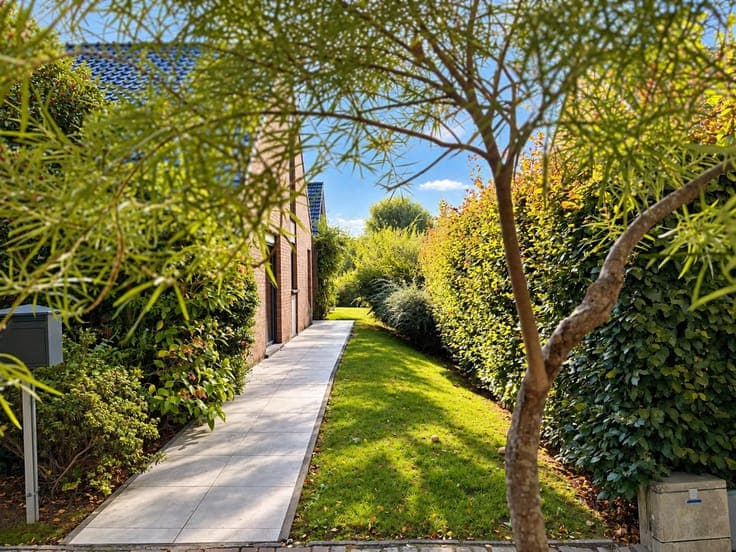 Charming 3-bedroom home with double garage in a sought-after