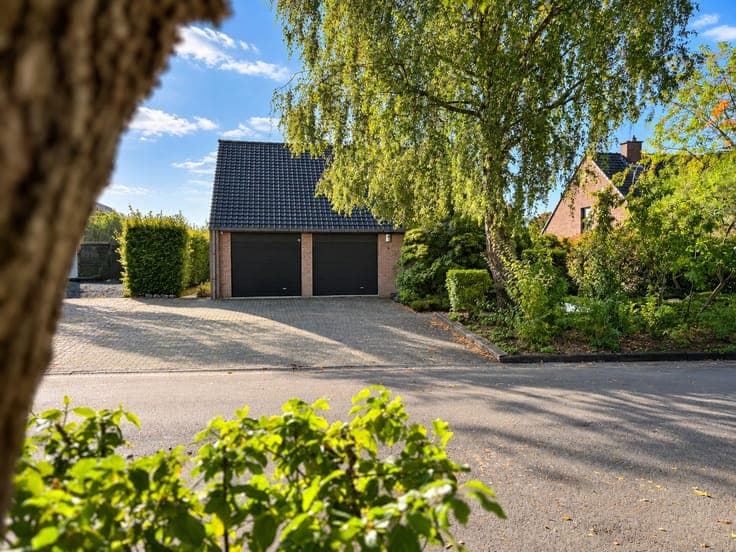 Charming 3-bedroom home with double garage in a sought-after