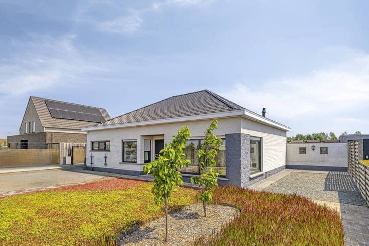 Renovated, energy-efficient bungalow with sunny garden near