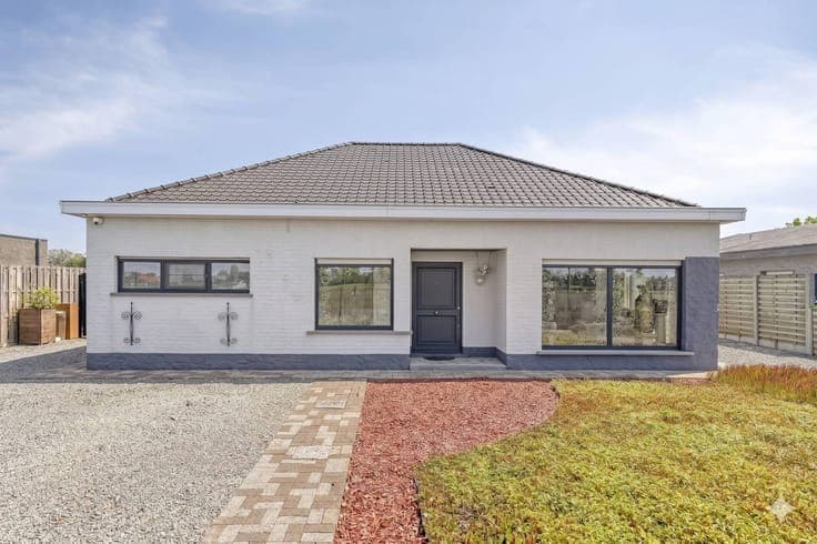 Renovated, energy-efficient bungalow with sunny garden near