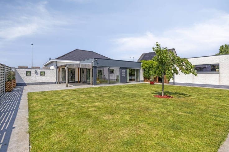 Renovated, energy-efficient bungalow with sunny garden near