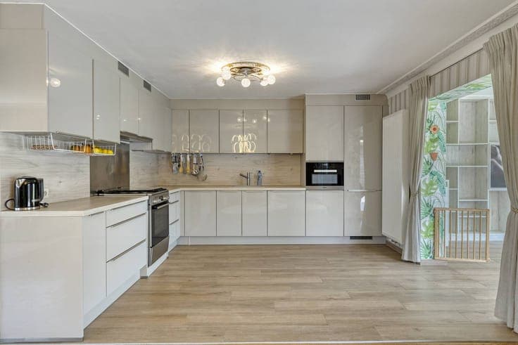 Renovated, energy-efficient bungalow with sunny garden near