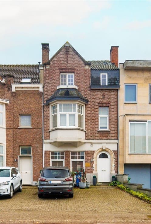 Opbrengsteigendom met praktijk en duplex appartement
