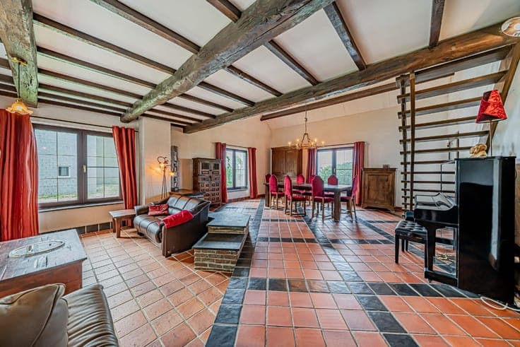 Guirsch – House with space, potential, and double horse box.