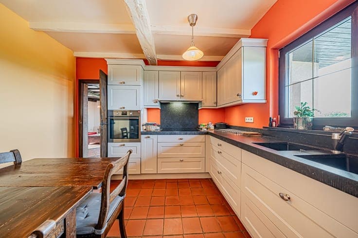 Guirsch – House with space, potential, and double horse box.