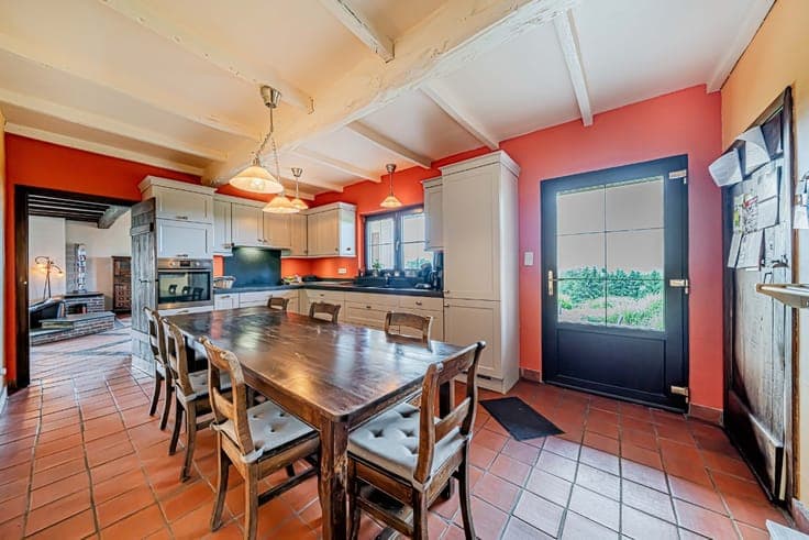 Guirsch – House with space, potential, and double horse box.