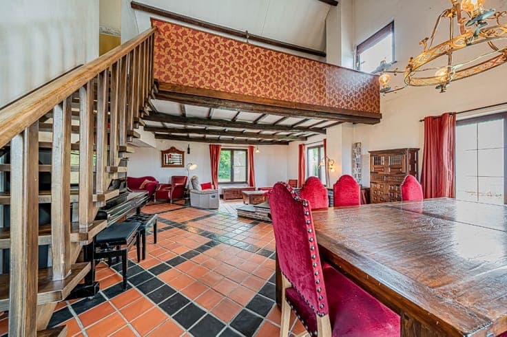 Guirsch – House with space, potential, and double horse box.