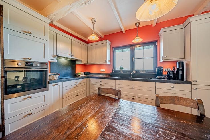 Guirsch – House with space, potential, and double horse box.