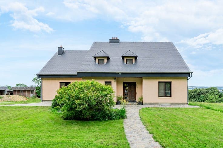 Guirsch – House with space, potential, and double horse box.