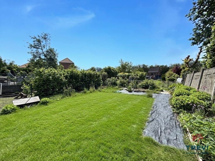 Splendide maison avec grand hangar et jardin