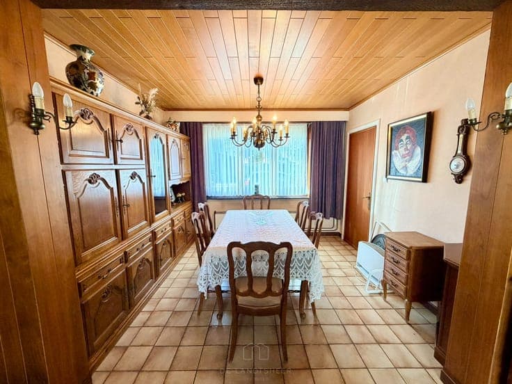 Te renoveren halfopen bebouwing met 3 slaapkamers in hart...