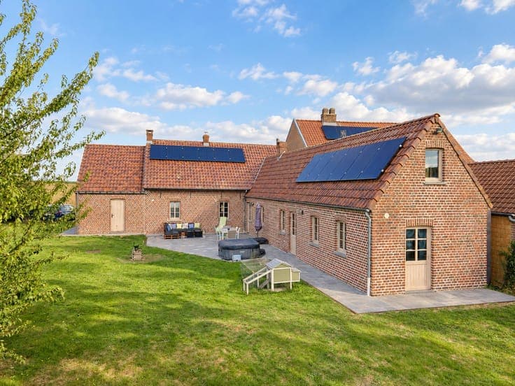 Detached 4-bedroom house with a garage and a large garden.